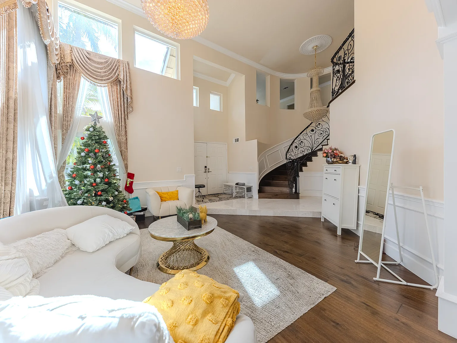 4 bed, 2696 sqft, $9,900 — Photo 4