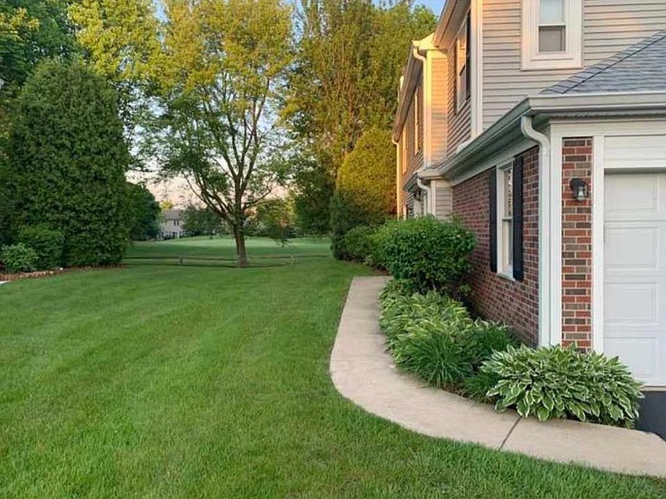 Front walk w/view of golf course