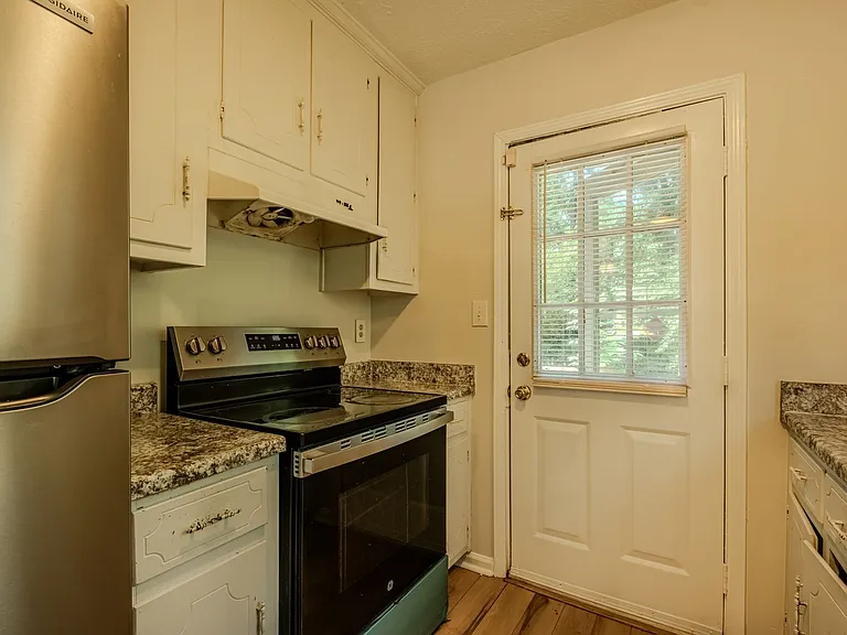 1180 Whit Davis Rd — Photo 5