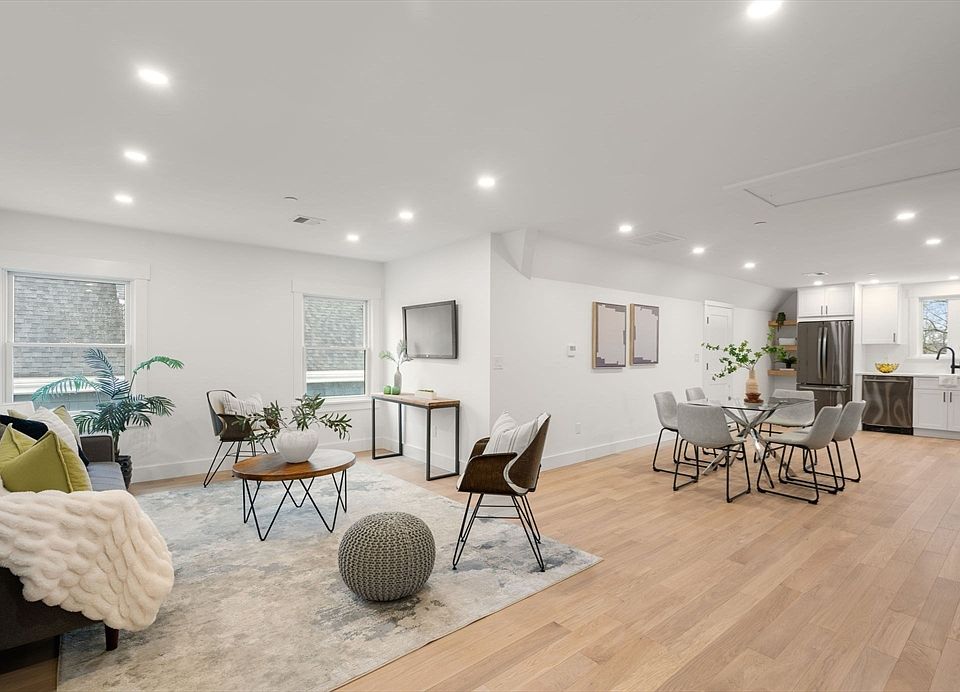 1st image of 26 Adelaide St Floor 3