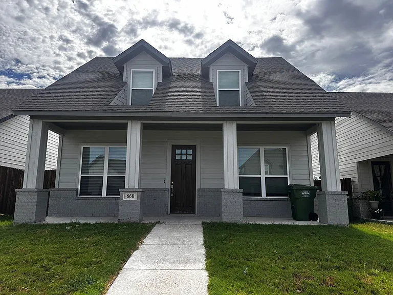 660 The Cottages — Photo 1
