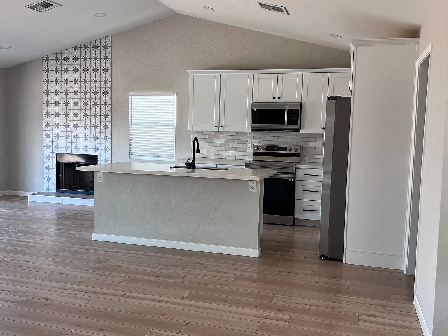 3 bed, 1386 sqft, $2,400 — Photo 2