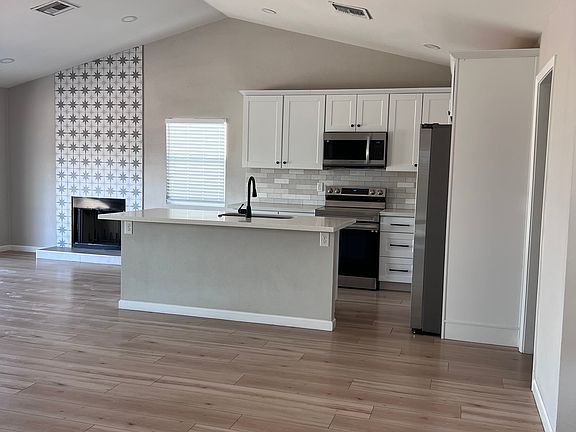 2nd image of 908 W Ross Ave