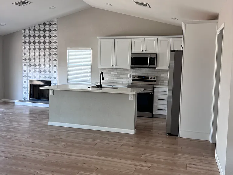 908 W Ross Ave — Photo 2