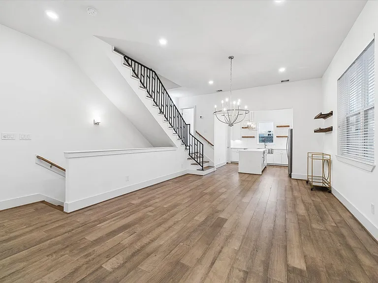 1222 W 21st St — Photo 6