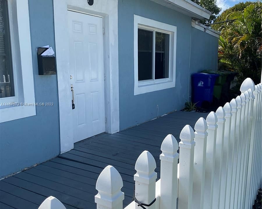 1st image of 300 NW 16th St #1