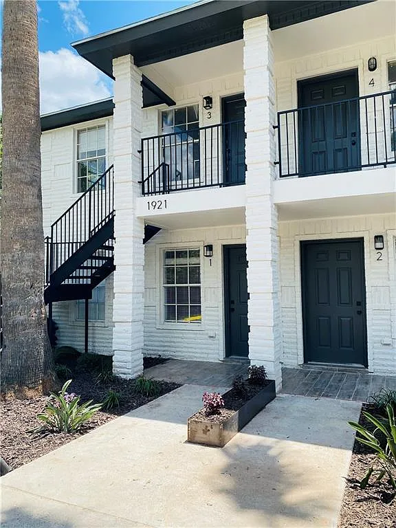 2 bed, 1.0 bath, 3020 sqft, $950 — Photo 2