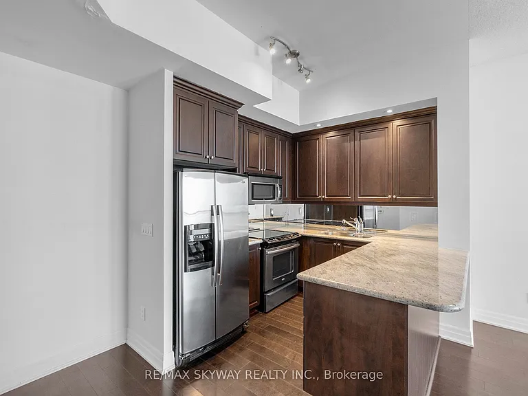628 Fleet St #LPH03 — Photo 11
