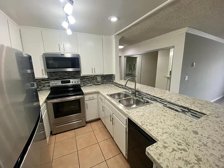 Chateau Garnet Apts. — Photo 6