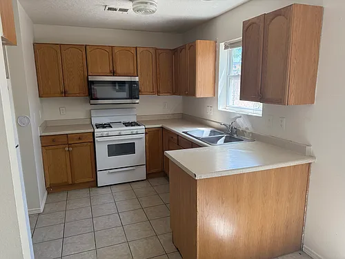 424 Tennessee St NE #C Photo 1