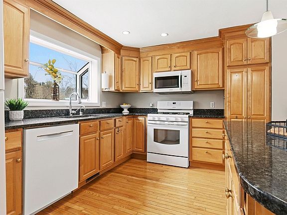 3rd image of 40 Glen Dr