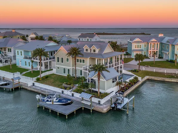 1002 Grand Cayman Ct, Rockport, TX 78382