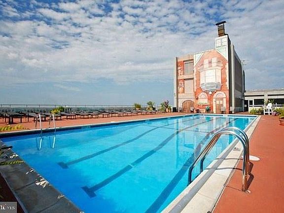Rooftop swimming pool with amazing city views!