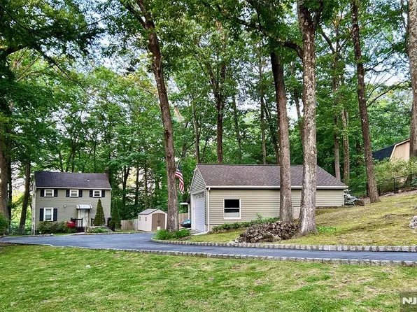 17 Highland Rd, Bloomingdale, NJ 07403