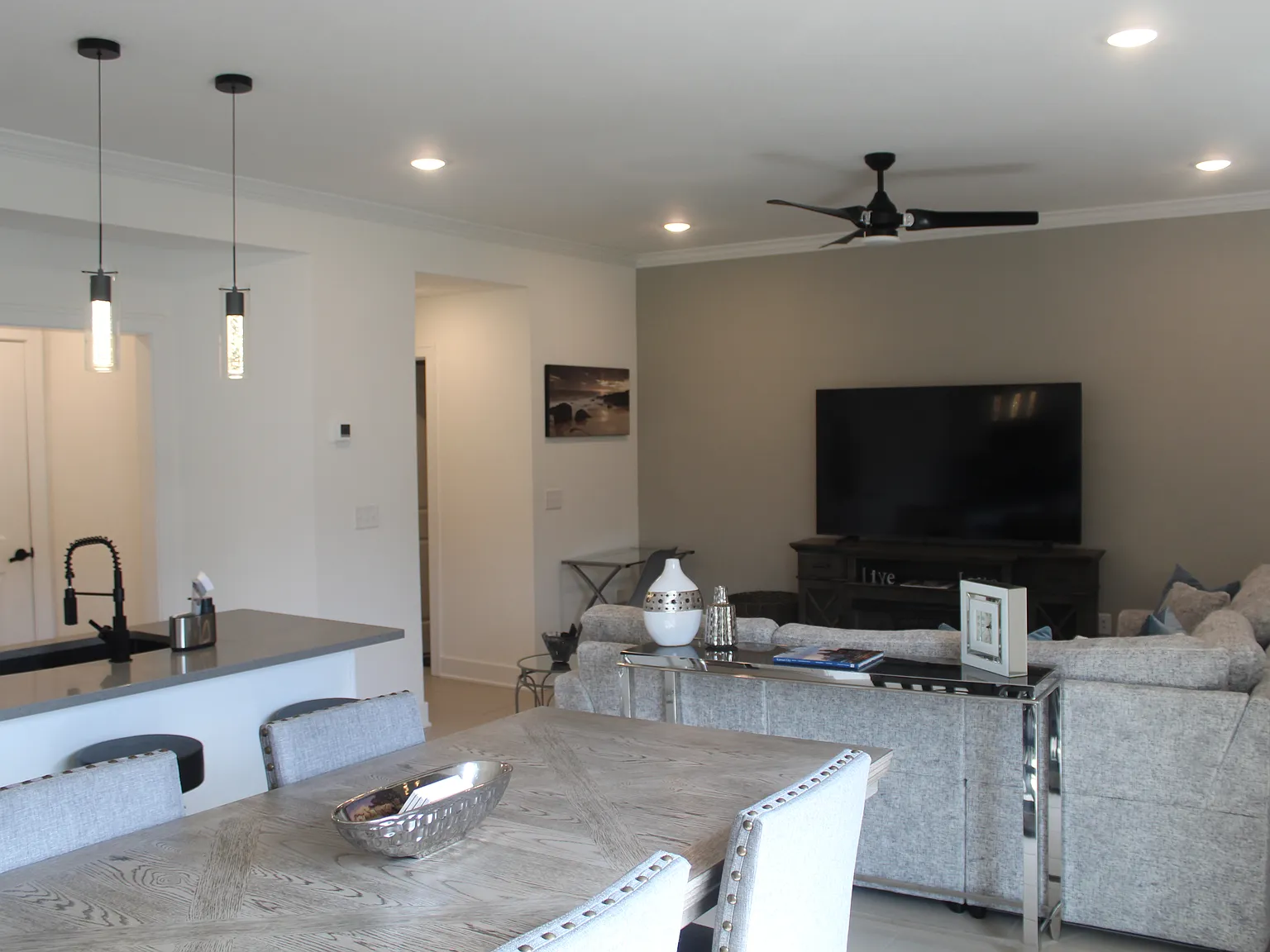 3 bed, 2.5 bath, 1667 sqft, $2,500 — Photo 2