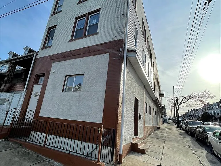 408 W Washington St #2W — Photo 2