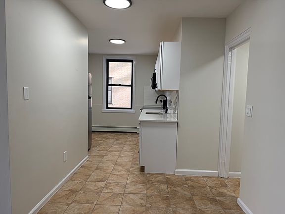 5th image of 152 S Harrison St #2B