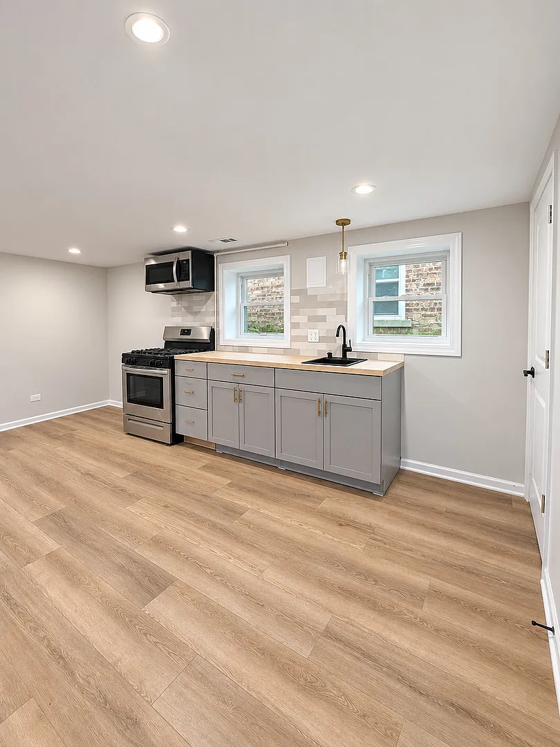 2 bed, 920 sqft, $2,200 — Photo 3