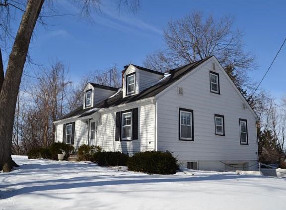 There have been updates including vinyl windows, vinyl siding and the roof. This handy location is a short walk to downtown Mound with shopping and dining.