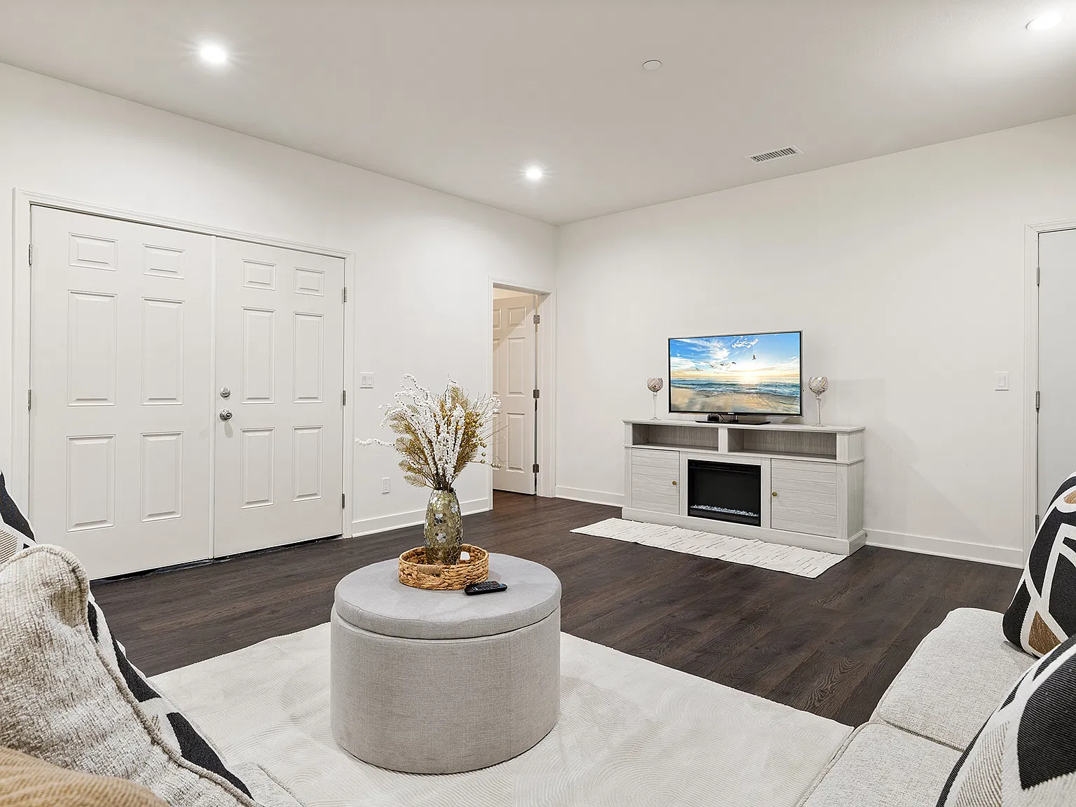 4 bed, 4000 sqft, $9,450 — Photo 1