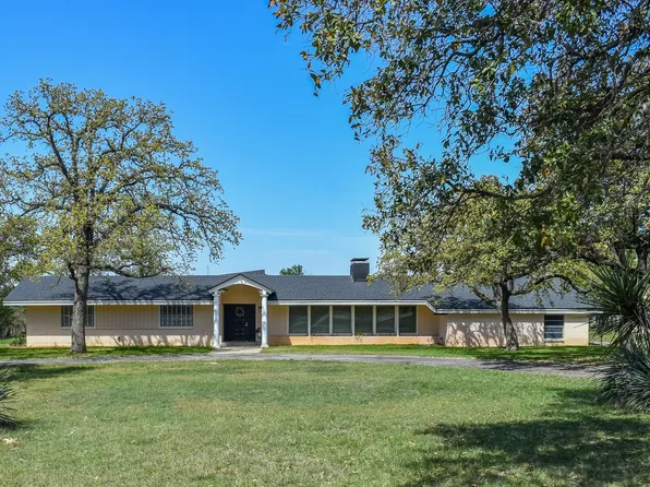 1124 W 6th St, Brady, TX 76825