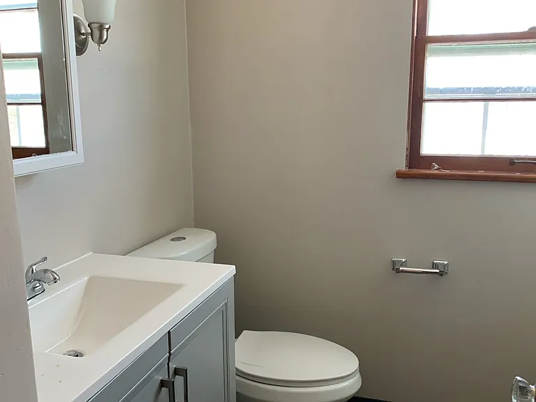 80 Romaine Ave #B — Photo 8
