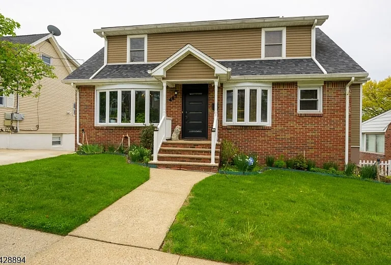 487 Macarthur Ave — Photo 1