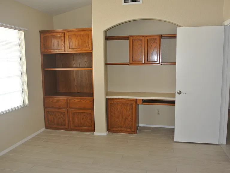 10622 W Mohawk Ln — Photo 13