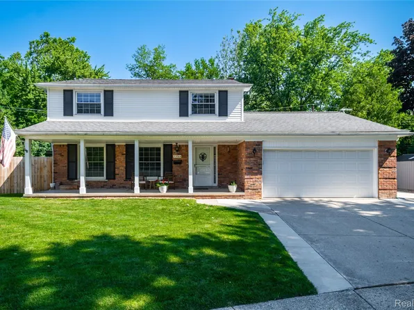 33064 Maplenut St, Farmington, MI 48336