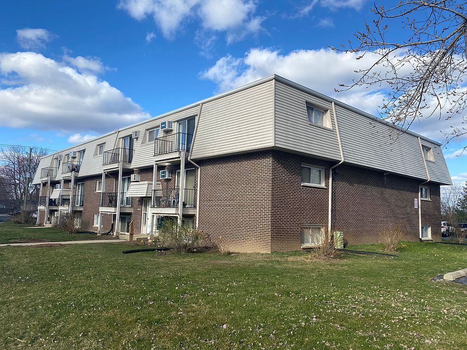 1st image of 3 Hawthorne Ln APT 206