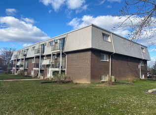 3 Hawthorne Ln #106, Fox Lake, IL 60020