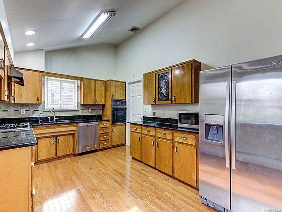 3rd image of 16 Piper Drive
