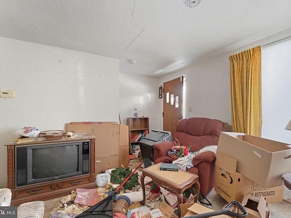 5th image of 210 Roberts St