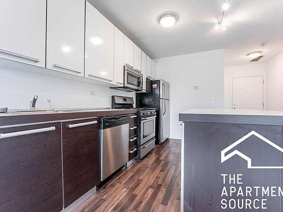3rd image of 1544 W Glenlake Ave APT 5