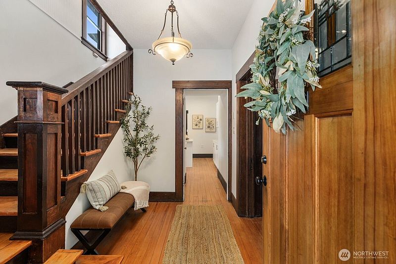 3rd image of 1043 S Cloverdale Street