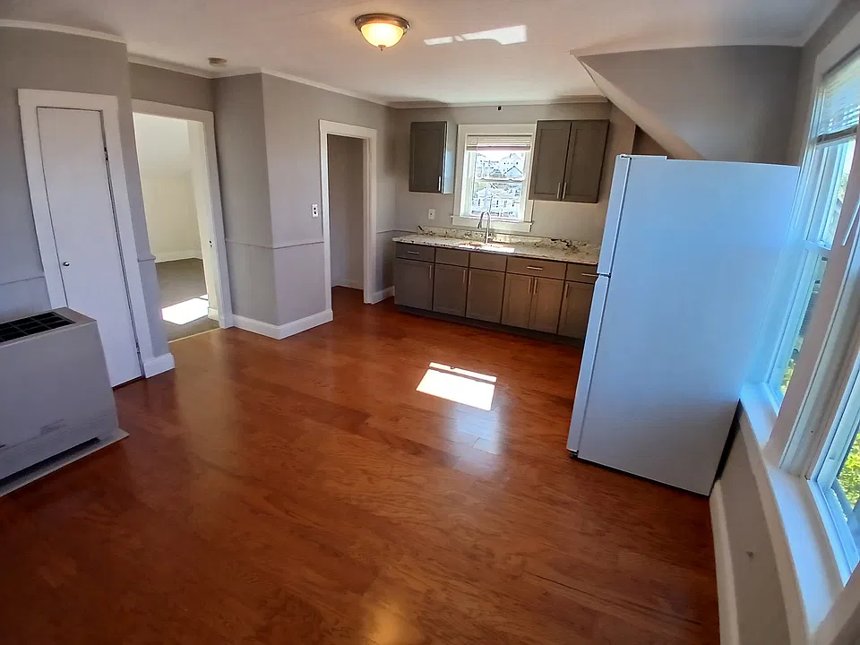 201 Lewis St #3S