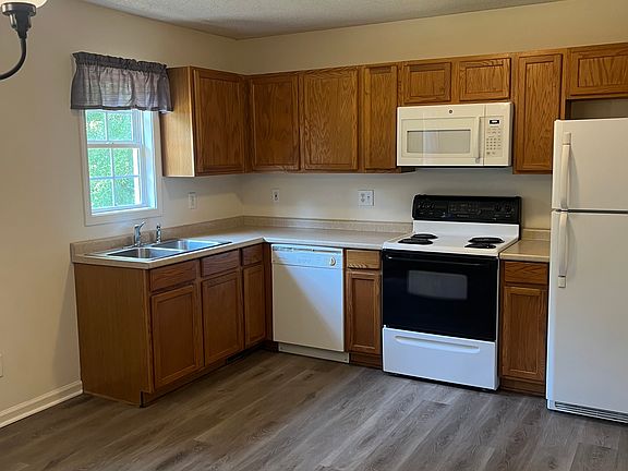 3rd image of 225 Pickler Rd