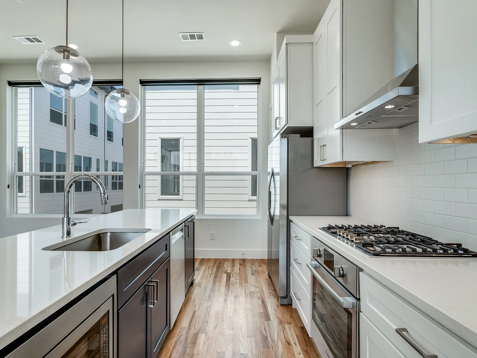 2 bed, 2.5 bath, 1458 sqft, $3,300 — Photo 3