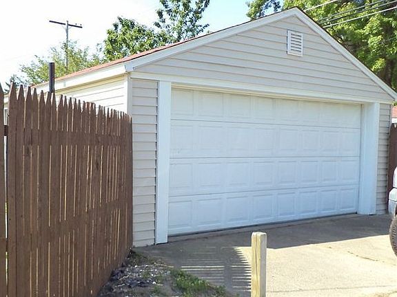 2 car detached garage w/ electric opener
