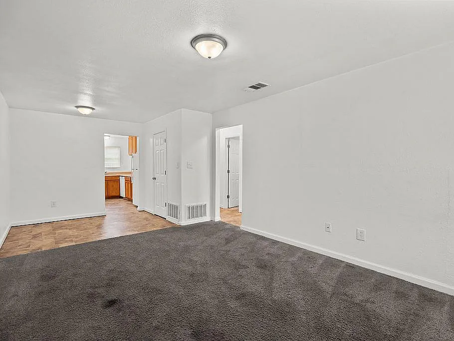 802 Stetson Ave — Photo 2