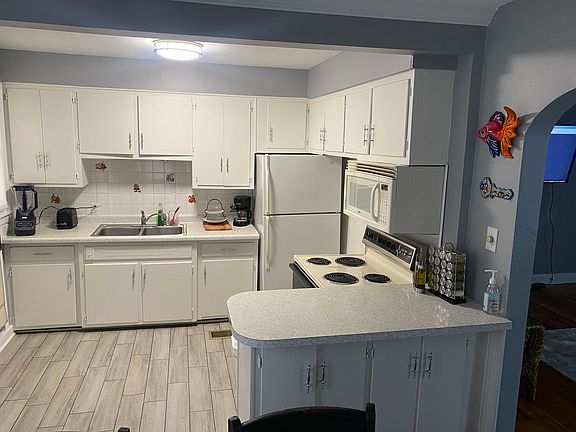 5th image of 3723 Vernon Ave