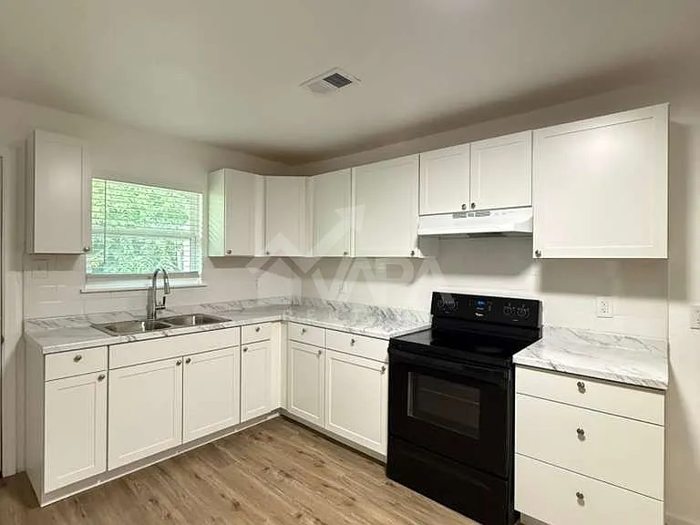 242 Glamis Ave — Photo 5