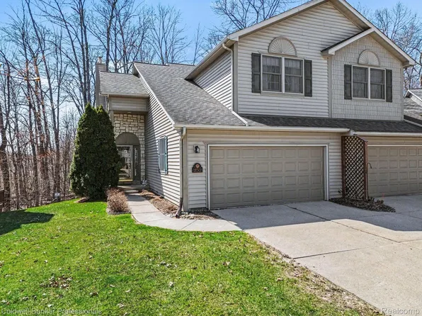 252 Stratford Ln, Lake Orion, MI 48360