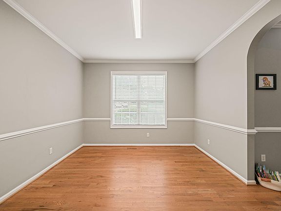 5th image of 900 Kennesaw Ct