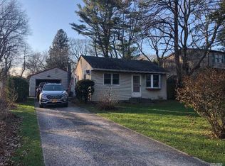 445 Revilo Ave, Shirley, NY 11967