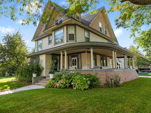 113 Michigan Ave, Charlevoix, MI 49720