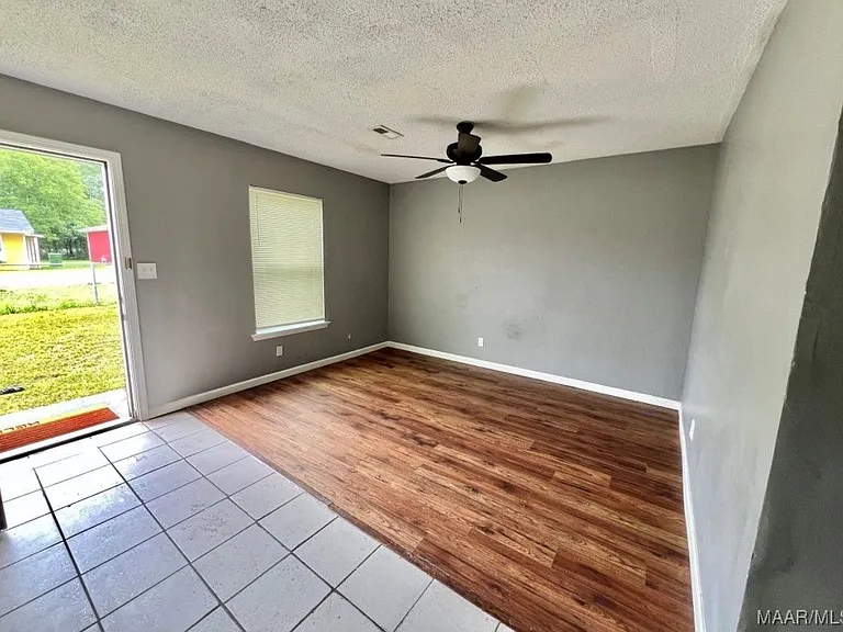 429 Edward St — Photo 2