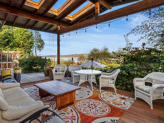 Yes, an outdoor living room