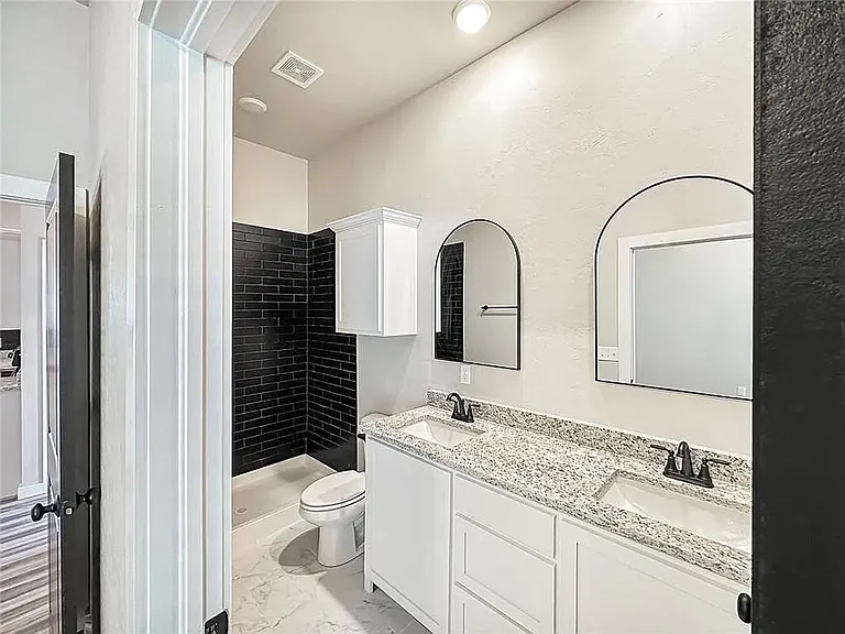 414 N Market Ave — Photo 10