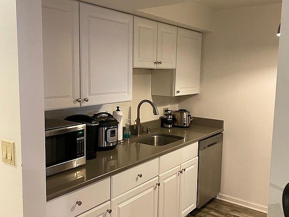 2nd image of 2040 N Bissell St #G